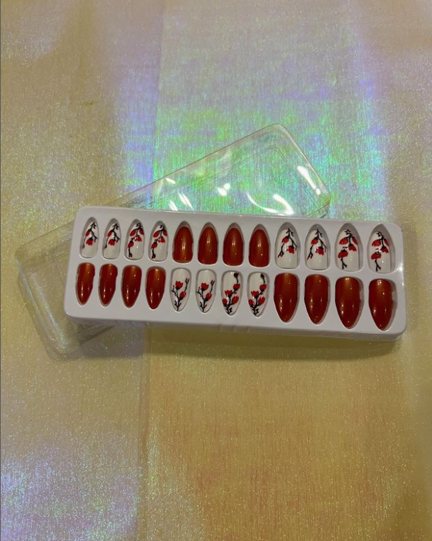 REGAL™RED AND WHITE FLOWERS PRINTED NAILS.