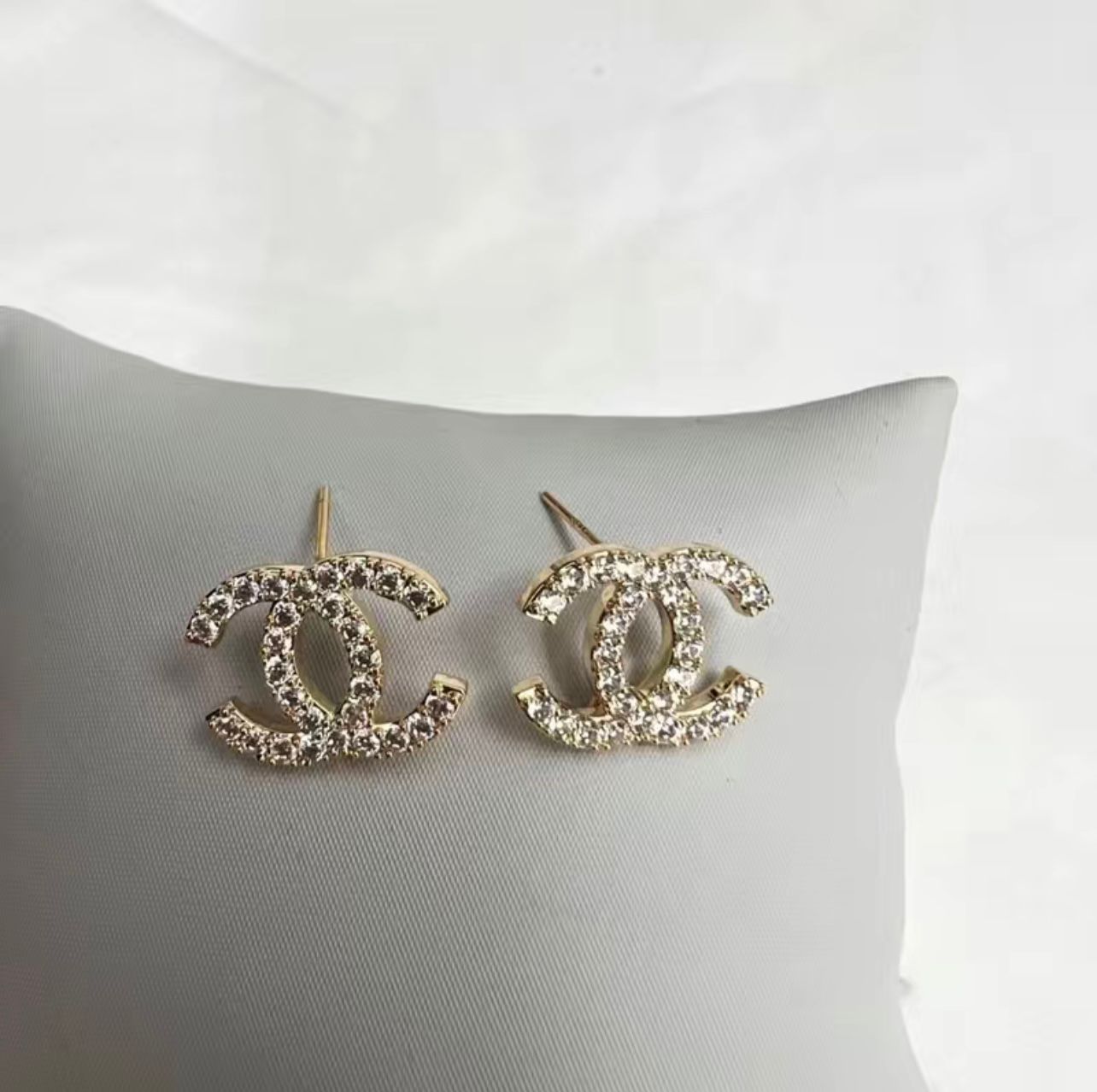 REGAL™ STONE EMBEDDED GUCCI EARSTUDS.